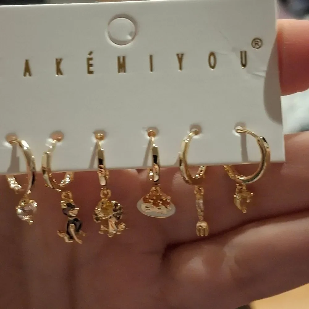 14K Gold Disney Lady & The Tramp Theme Stud Mismatched Huggie Hoop Earrings - Picture 4 of 4
